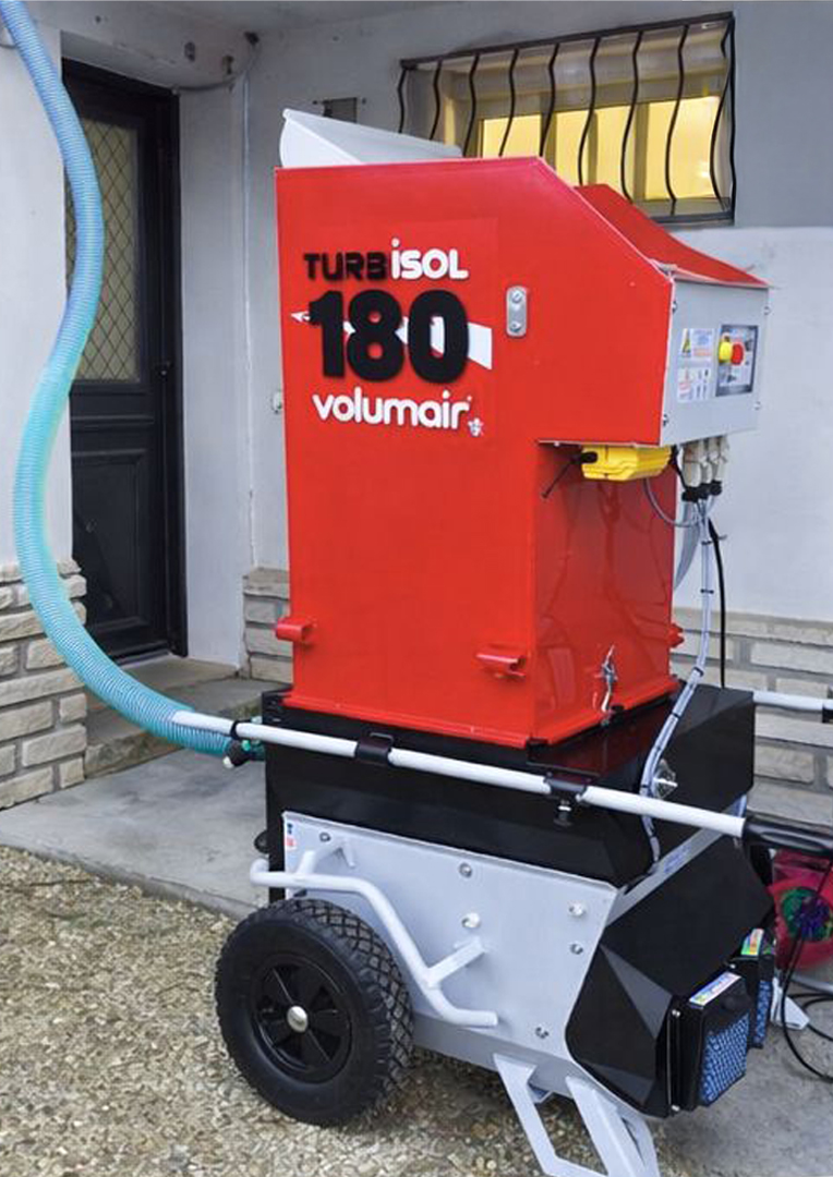Machine Turbisol utilisée pour l’isolation par soufflage de laine, équipement professionnel pour l’isolation thermique des combles.